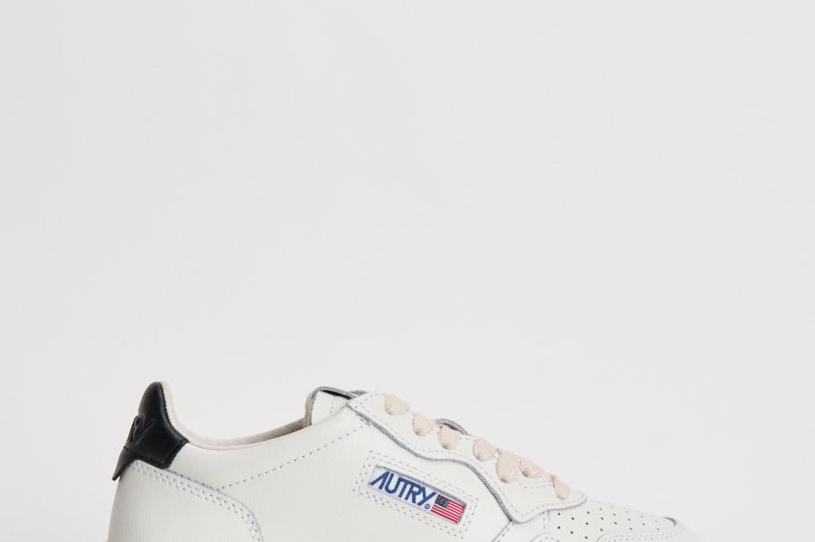 Sneakers donna Medalist bianca e nera AULW LL22 AUTRY 