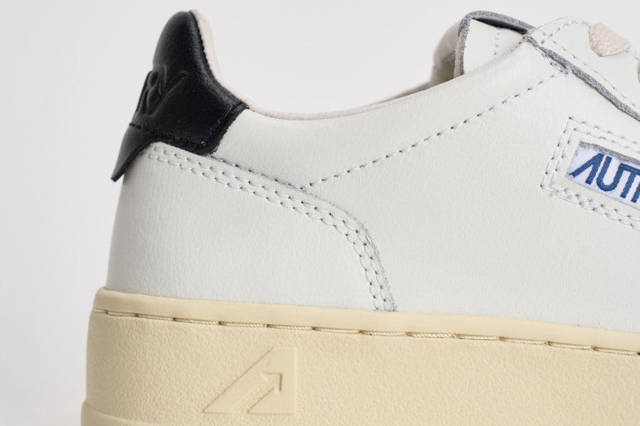 Sneakers donna Medalist bianca e nera AULW LL22 AUTRY 