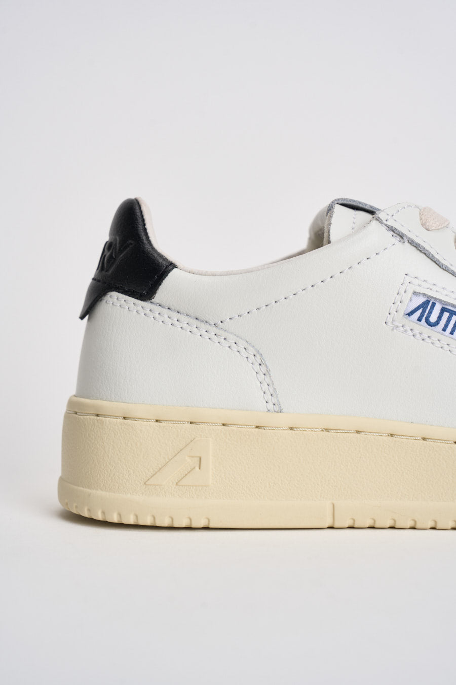 Sneakers donna Medalist bianca e nera AULW LL22 AUTRY 