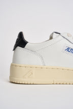 Sneakers donna Medalist bianca e nera AULW LL22 AUTRY 