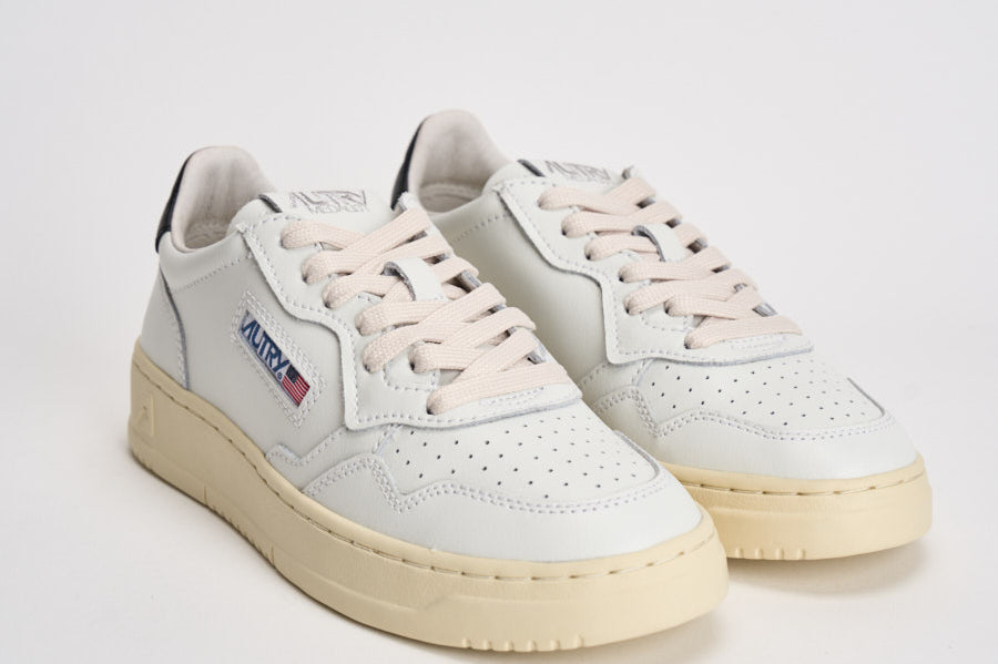 Sneakers donna Medalist bianca e nera AULW LL22 AUTRY 