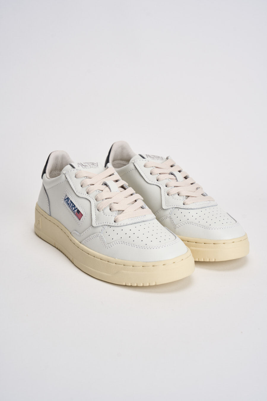 Sneakers donna Medalist bianca e nera AULW LL22 AUTRY 