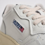 Sneakers donna Medalist bianca e nera AULW LL22 AUTRY 