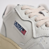 Sneakers donna Medalist bianca e nera AULW LL22 AUTRY 