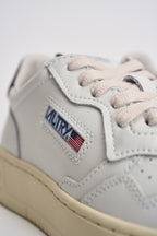Sneakers donna Medalist bianca e nera AULW LL22 AUTRY 