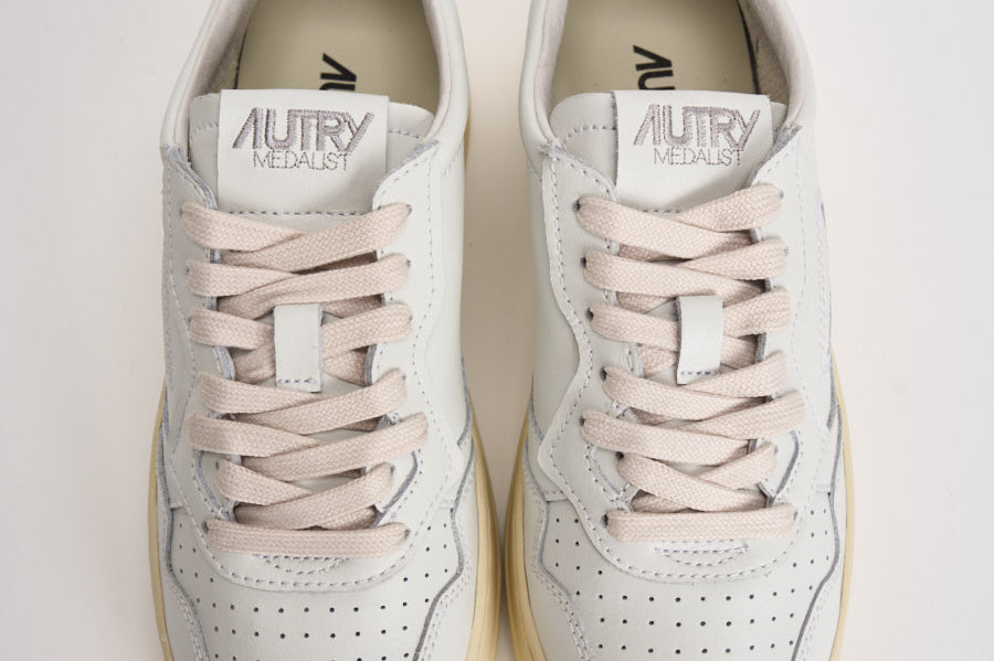 Sneakers donna Medalist bianca e nera AULW LL22 AUTRY 