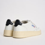 Sneakers donna Medalist bianca e nera AULW LL22 AUTRY 