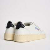 Sneakers donna Medalist bianca e nera AULW LL22 AUTRY 