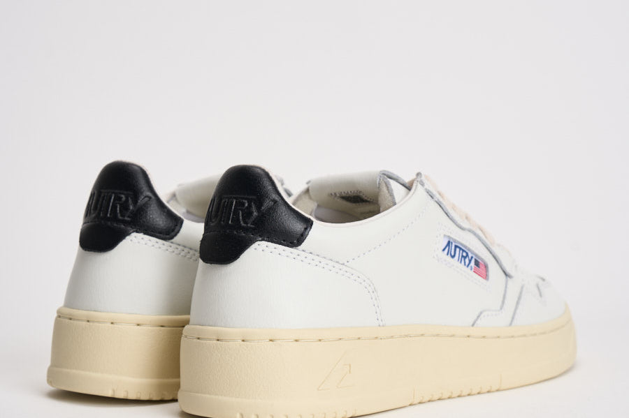 Sneakers donna Medalist bianca e nera AULW LL22 AUTRY 