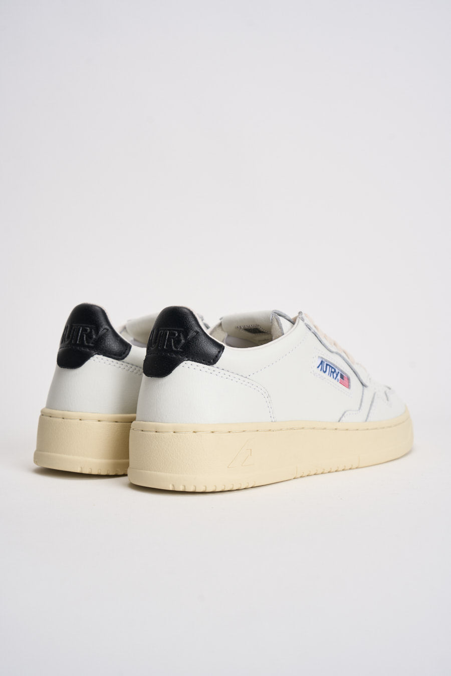 Sneakers donna Medalist bianca e nera AULW LL22 AUTRY 