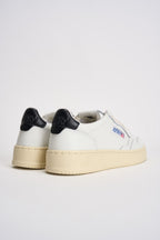 Sneakers donna Medalist bianca e nera AULW LL22 AUTRY 