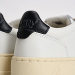 Sneakers donna Medalist bianca e nera AULW LL22 AUTRY 