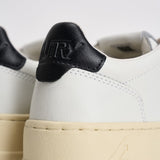 Sneakers donna Medalist bianca e nera AULW LL22 AUTRY 
