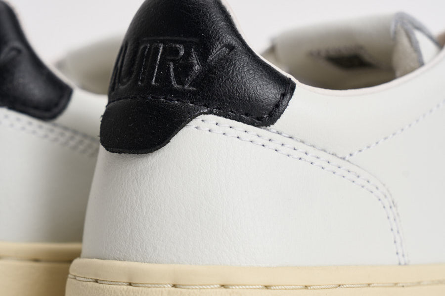 Sneakers donna Medalist bianca e nera AULW LL22 AUTRY 