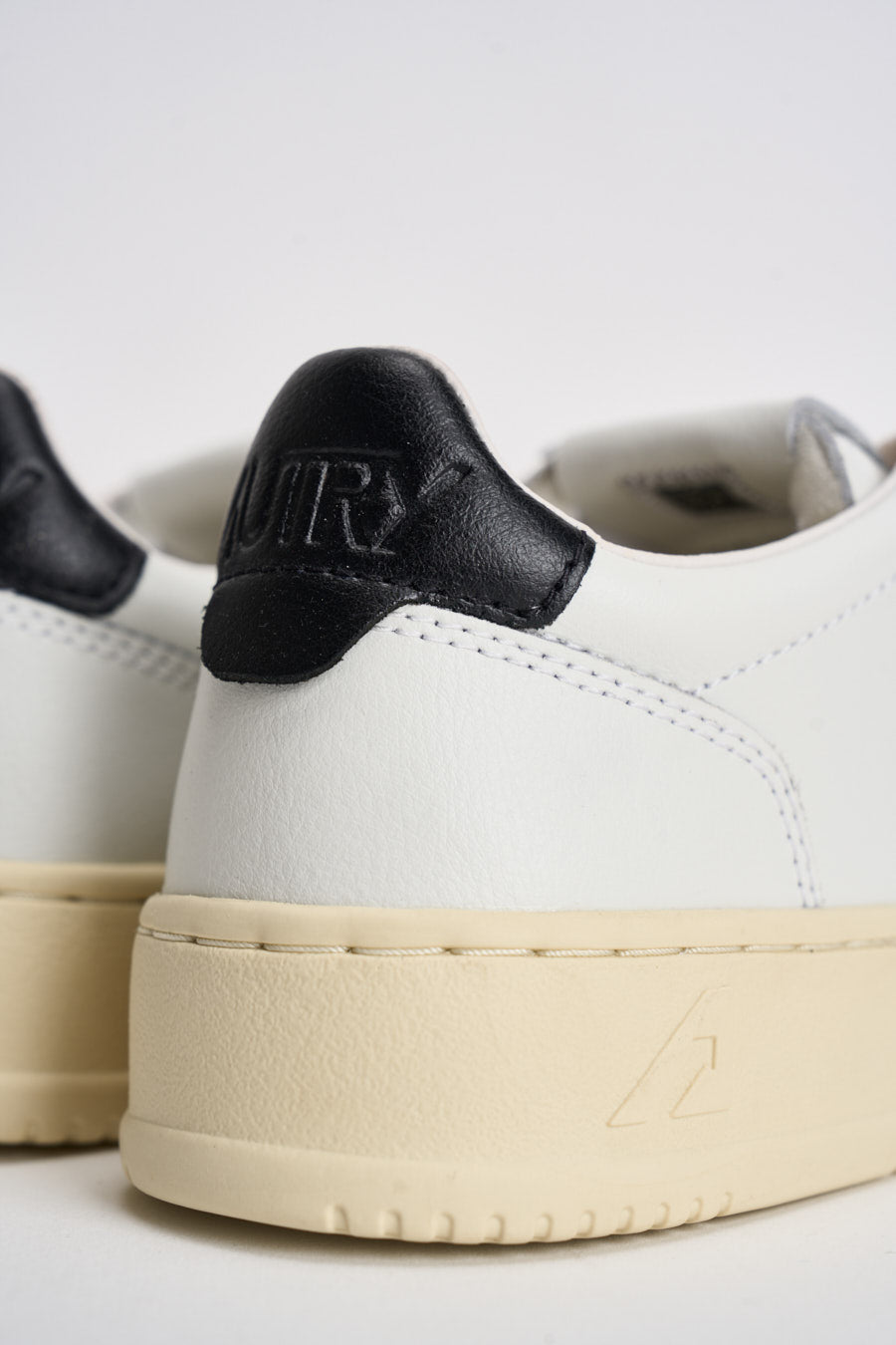 Sneakers donna Medalist bianca e nera AULW LL22 AUTRY 