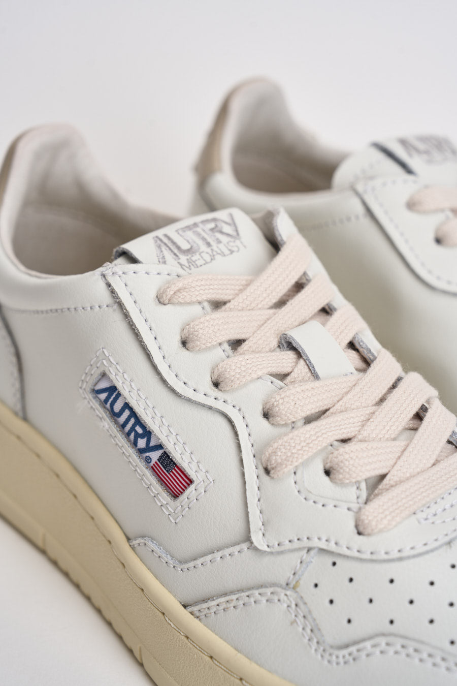 Sneakers Medalist donna bianca e sabbia AULW LL27 AUTRY 