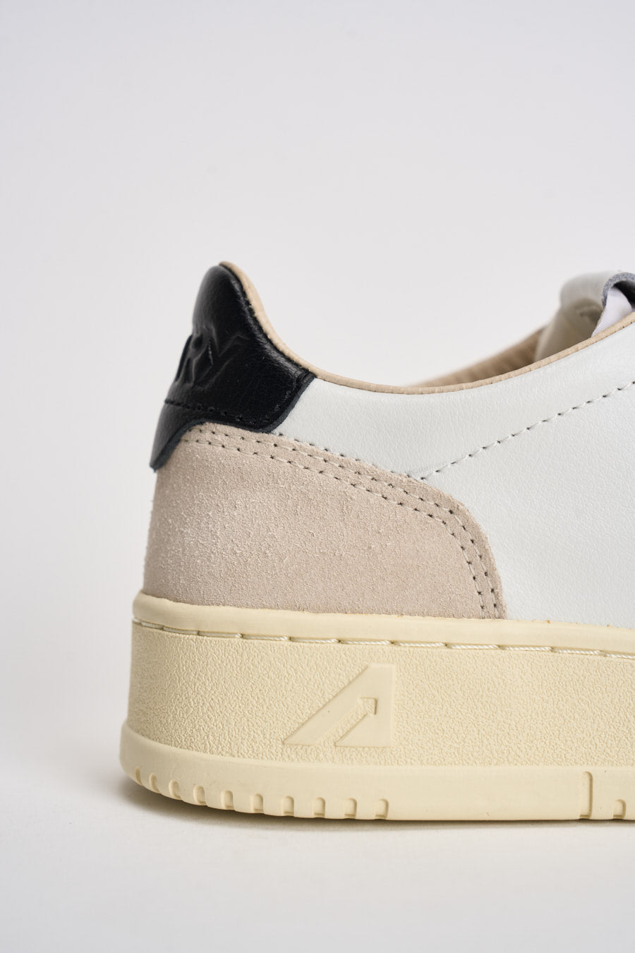 Sneakers donna medalist low in suede e nera AULW LS21 AUTRY 