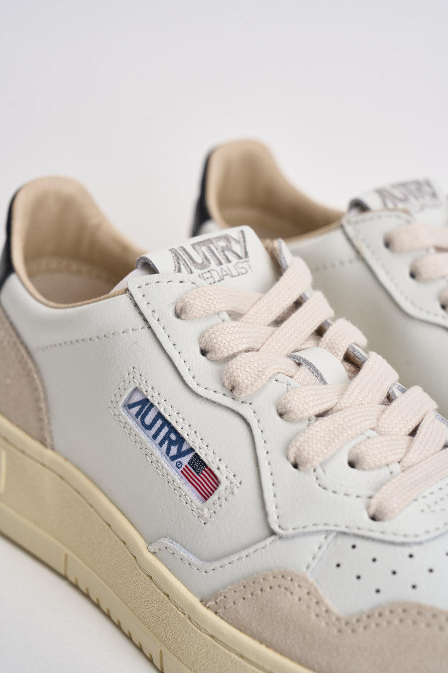 Sneakers donna medalist low in suede e nera AULW LS21 AUTRY 