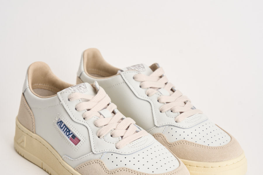 Sneakers donna Medalist Low in suede bianca e panna AULW LS33 AUTRY 
