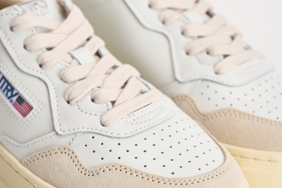 Sneakers donna Medalist Low in suede bianca e panna AULW LS33 AUTRY 
