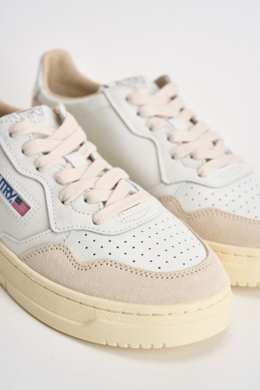 Sneakers donna Medalist Low in suede bianca e panna AULW LS33 AUTRY 