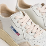 Sneakers donna Medalist Low in suede bianca e panna AULW LS33 AUTRY 