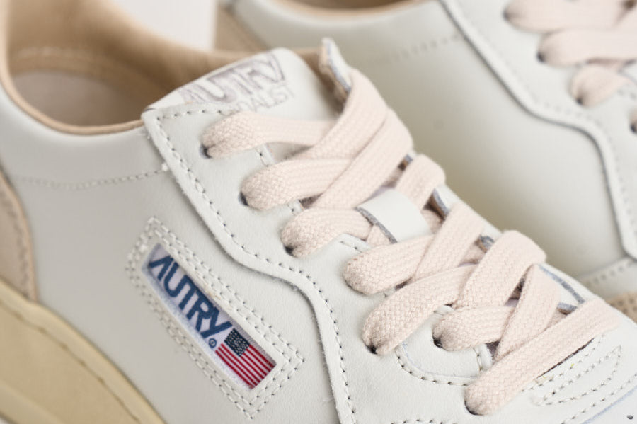 Sneakers donna Medalist Low in suede bianca e panna AULW LS33 AUTRY 