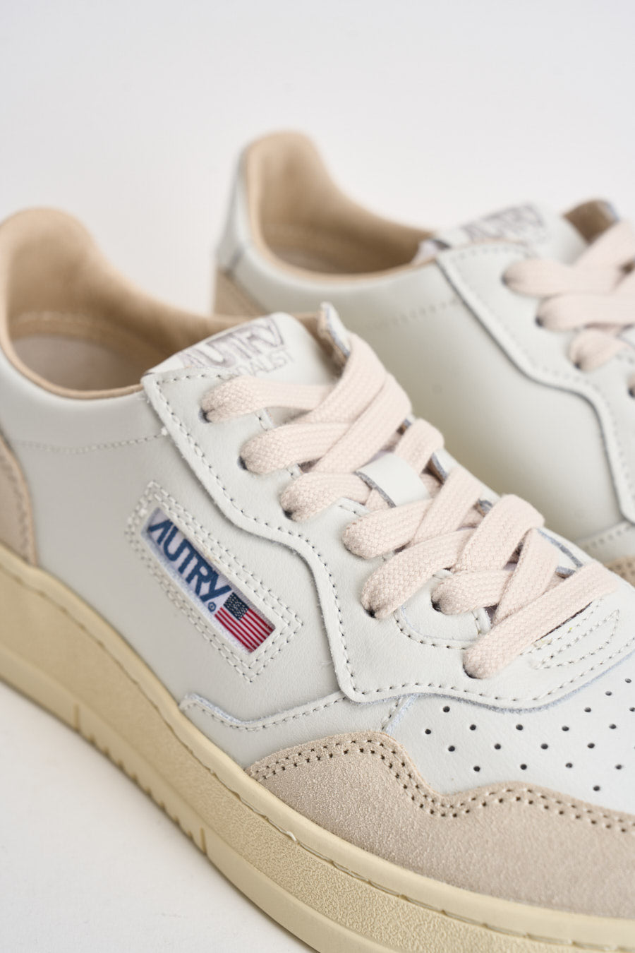 Sneakers donna Medalist Low in suede bianca e panna AULW LS33 AUTRY 