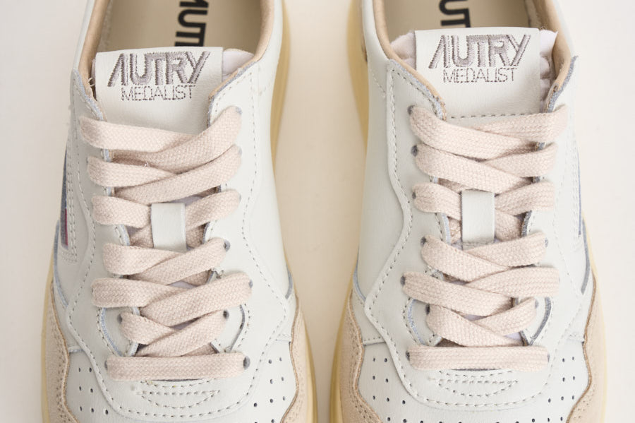 Sneakers donna Medalist Low in suede bianca e panna AULW LS33 AUTRY 