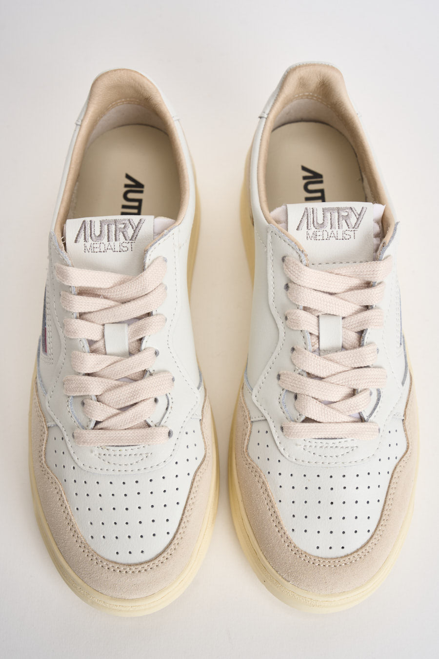 Sneakers donna Medalist Low in suede bianca e panna AULW LS33 AUTRY 