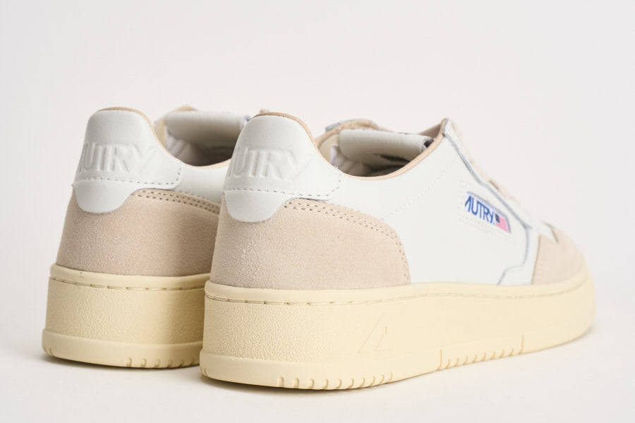 Sneakers donna Medalist Low in suede bianca e panna AULW LS33 AUTRY 