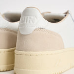 Sneakers donna Medalist Low in suede bianca e panna AULW LS33 AUTRY 
