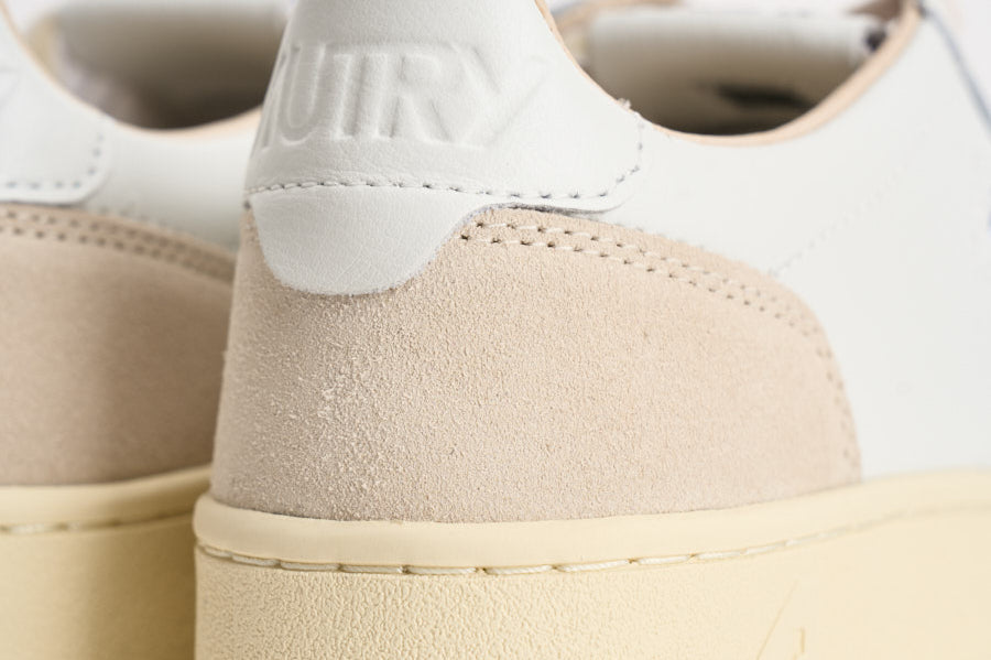 Sneakers donna Medalist Low in suede bianca e panna AULW LS33 AUTRY 