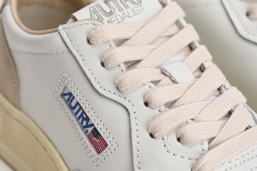 Sneakers donna Medalist low in suede e oro AULW LS75 AUTRY 