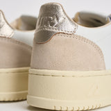 Sneakers donna Medalist low in suede e oro AULW LS75 AUTRY 