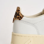 Sneakers donna Medalist Low bianca e animalier AULW OC02 AUTRY 