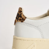 Sneakers donna Medalist Low bianca e animalier AULW OC02 AUTRY 