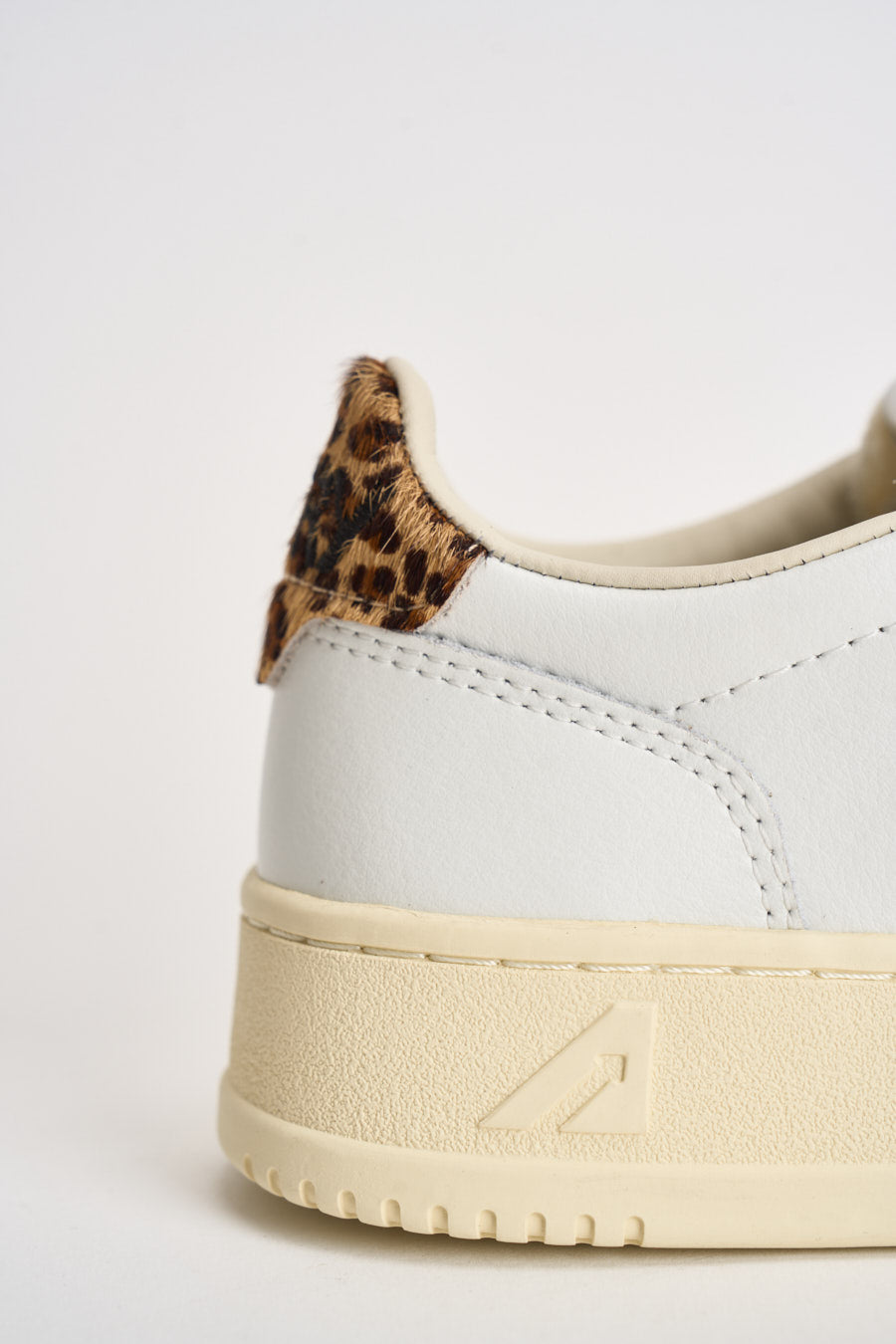 Sneakers donna Medalist Low bianca e animalier AULW OC02 AUTRY 