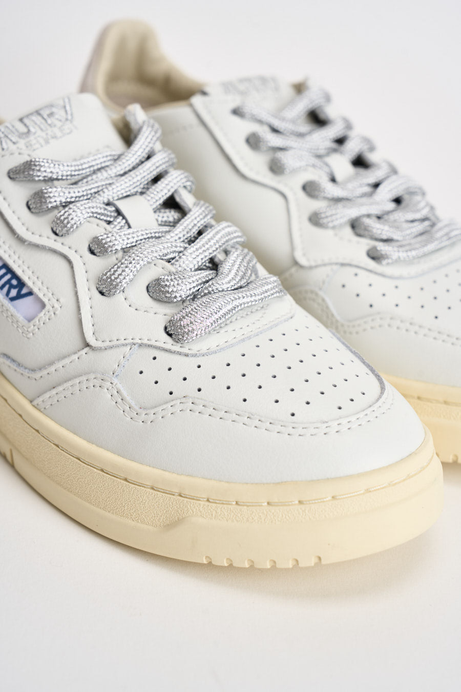 Sneakers donna Medalist bianca e cipria AULW SW03 AUTRY 