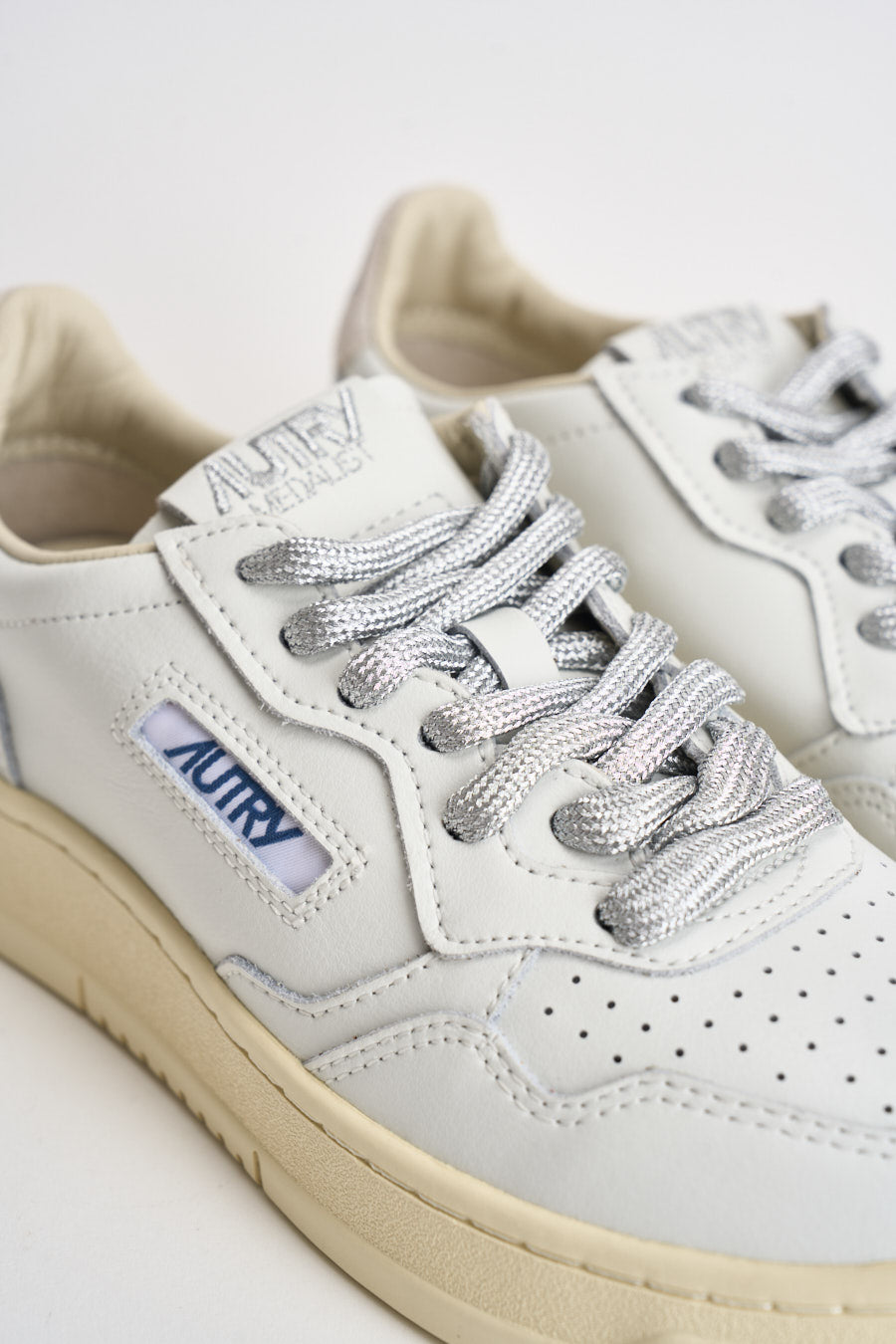 Sneakers donna Medalist bianca e cipria AULW SW03 AUTRY 