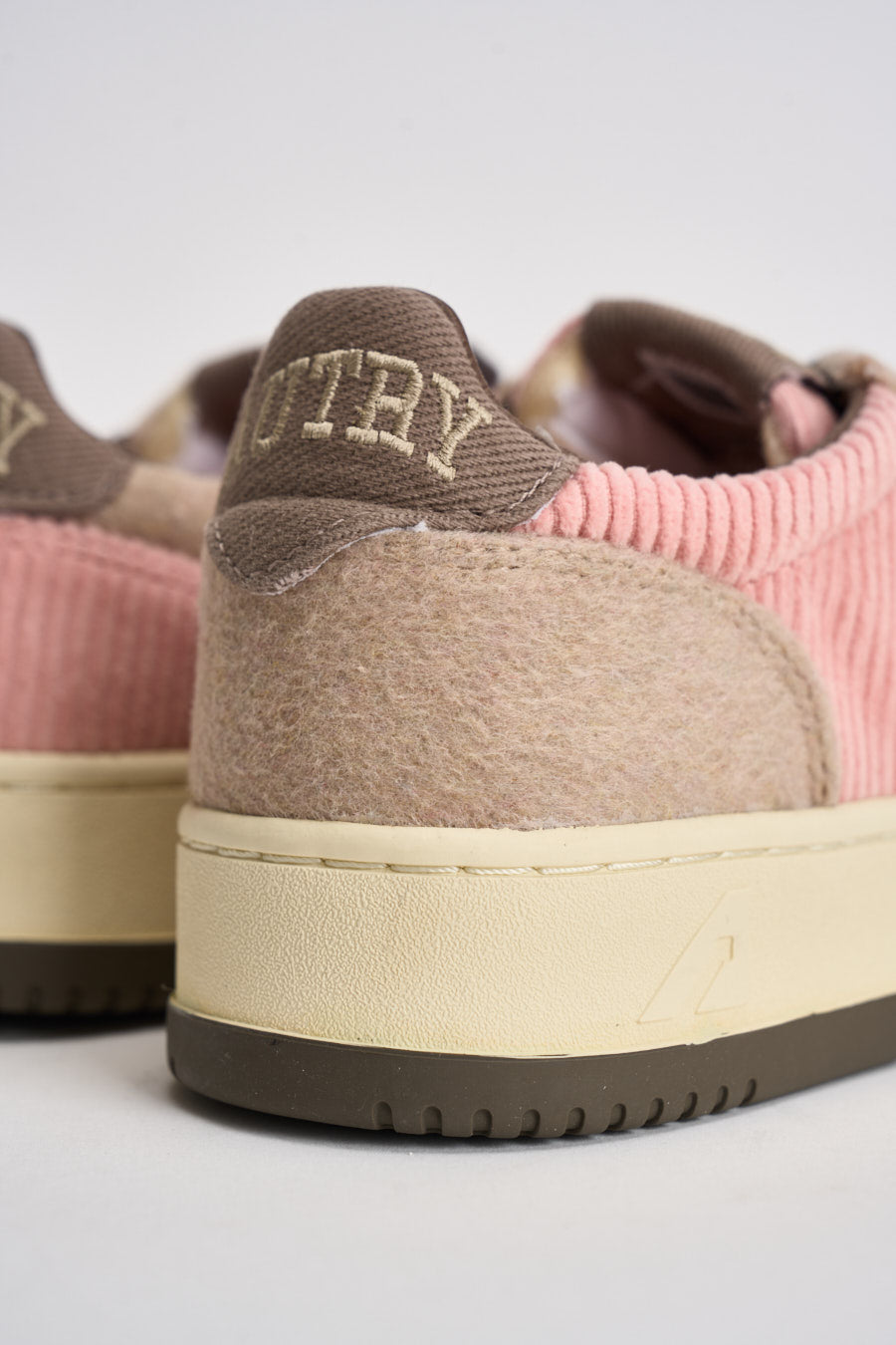 Sneakers Medalist low donna in velluto rosa AULW V101 AUTRY 