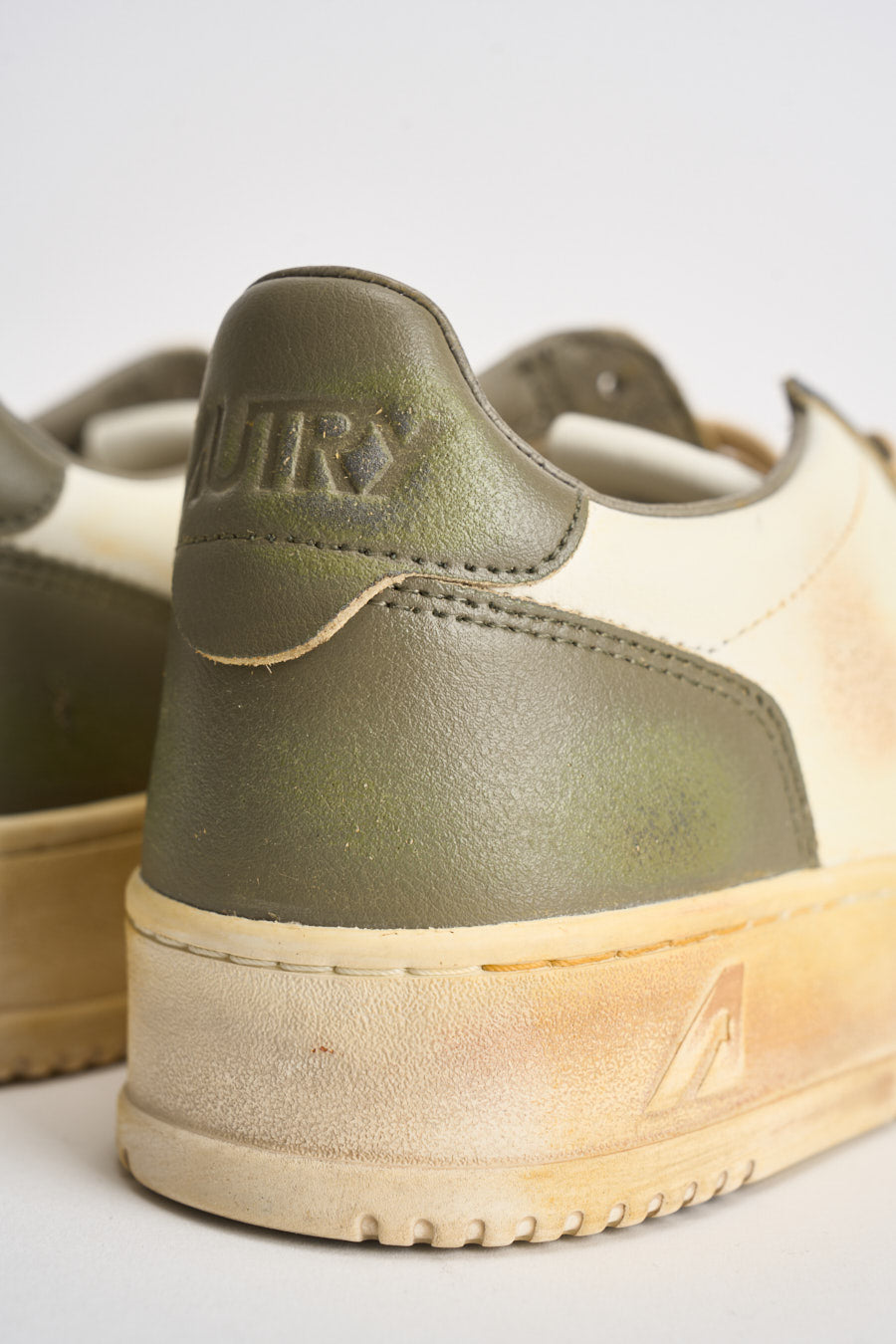 Sneakers uomo Super Vintage bianca, nera e verde militare AVLM SV06 AUTRY 