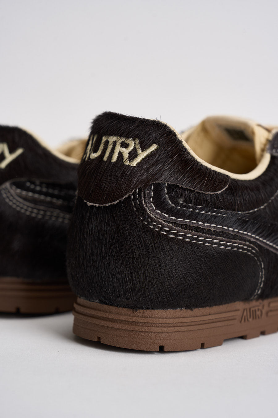 Sneakers donna Windspin in suede nera WSLW BN01 AUTRY 