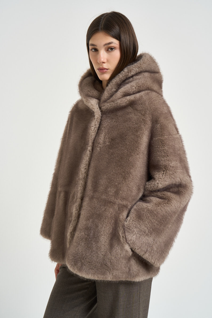Giacca donna in ecopelliccia con cappuccio taupe 7363 V05TAUPE BULLY 