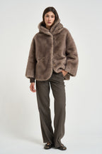 Giacca donna in ecopelliccia con cappuccio taupe 7363 V05TAUPE BULLY 