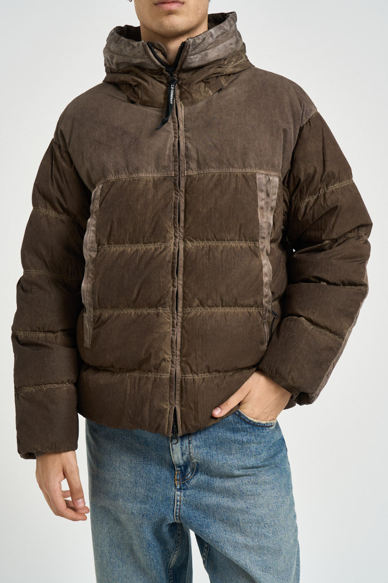 Piumino uomo con cappuccio marrone mèlange 21CMOW115A 006369SR30 C.P. COMPANY 