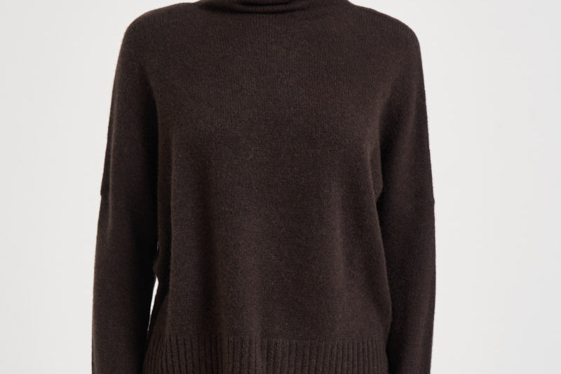 Maglia donna Tila collo alto marrone scuro TILA MARRONE KUJTEN 