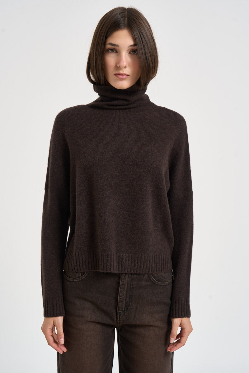 Maglia donna Tila collo alto marrone scuro TILA MARRONE KUJTEN 