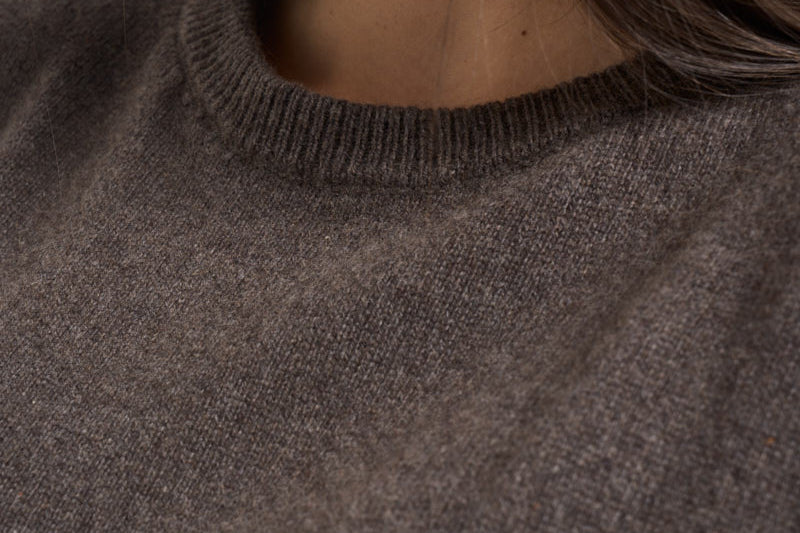 Maglia donna con bordo asimmetrico tortora mèlange F6C58 W57 LIVIANA CONTI 