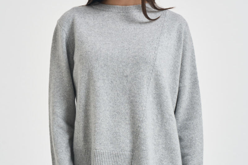 Maglia donna con bordo asimmetrico grigio chiaro F6C58 X47 LIVIANA CONTI 